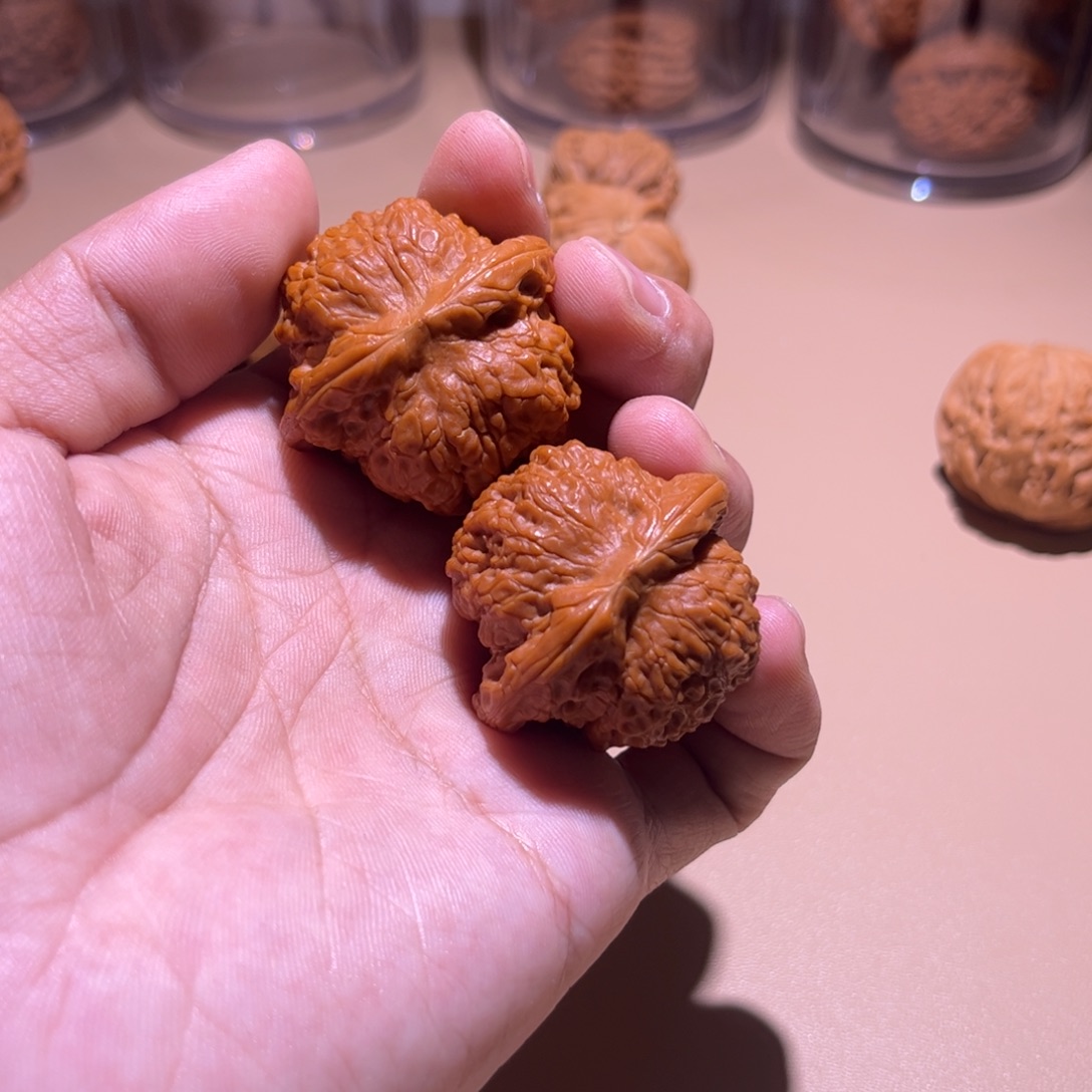 L***l文玩核桃吊坠血麒麟