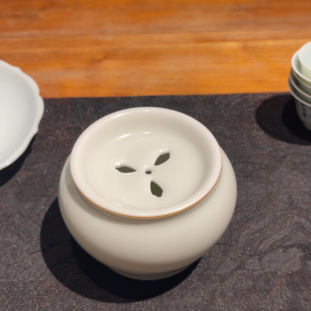 B***1甜白釉兰花建水 福利不退不换