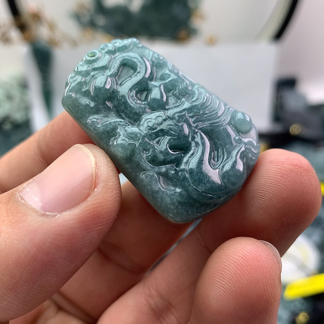 翡翠未镶嵌颈饰龙牌