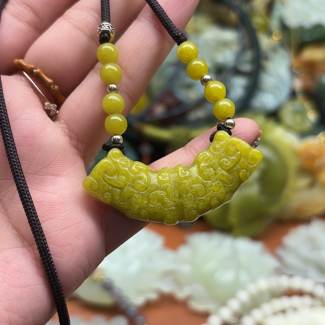 蛇纹石玉未镶嵌颈饰