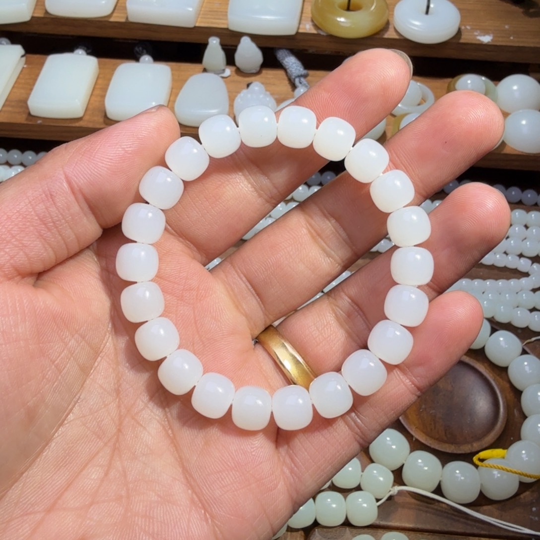 ****杨和田玉未镶嵌颈饰