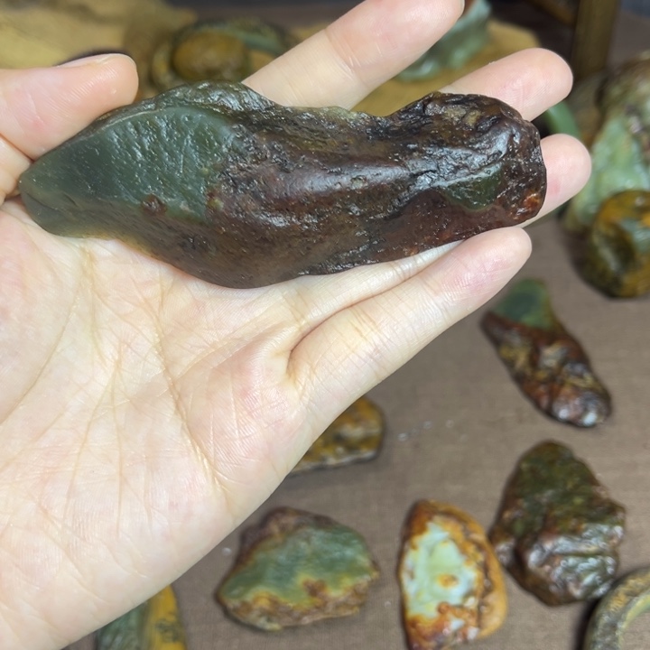 未镶嵌岫岩河磨玉（透闪石质玉）挂件