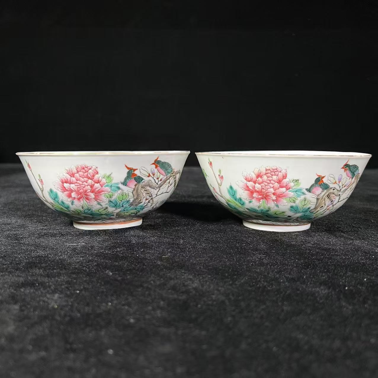 Lot11:  粉彩花鸟纹碗一对D：16.4cm