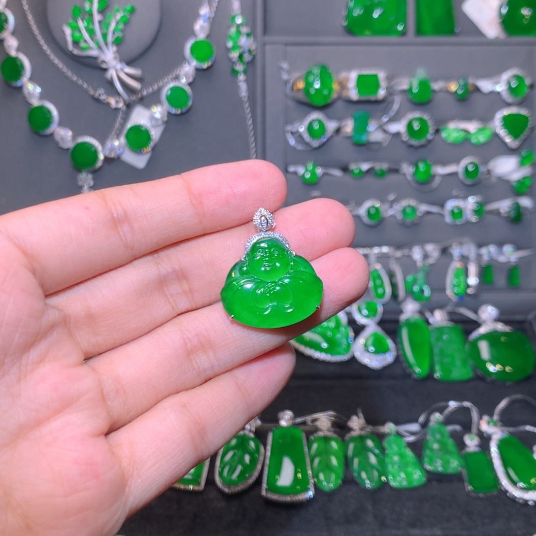 翡翠18K金镶嵌颈饰自在佛吊坠