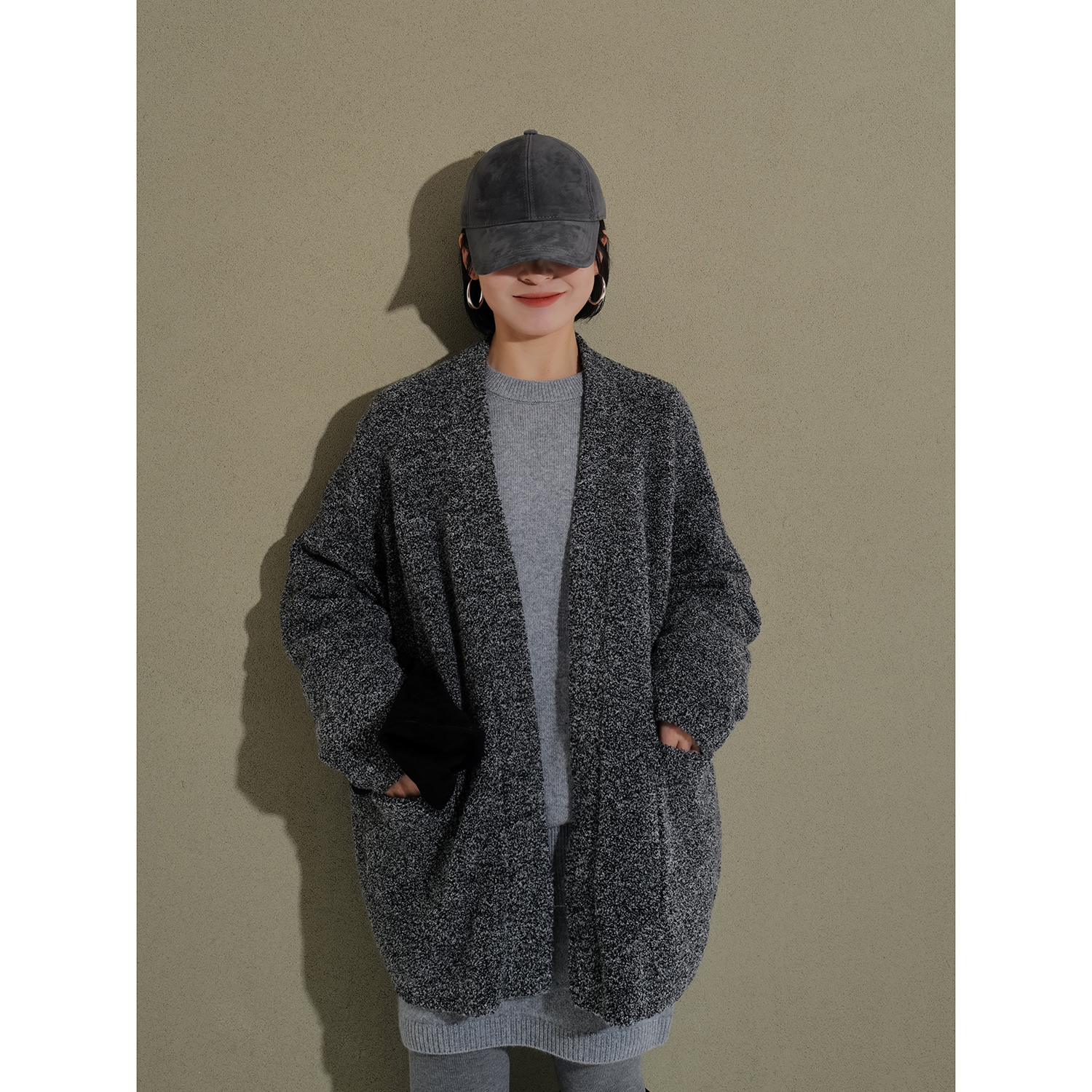 95白鹅绒 全羊毛花式纱 两面穿深灰女无扣针织外套羽绒服135400