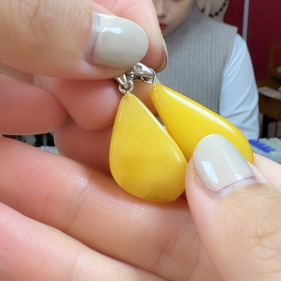 蜜蜡银S925镶嵌颈饰吊坠一组