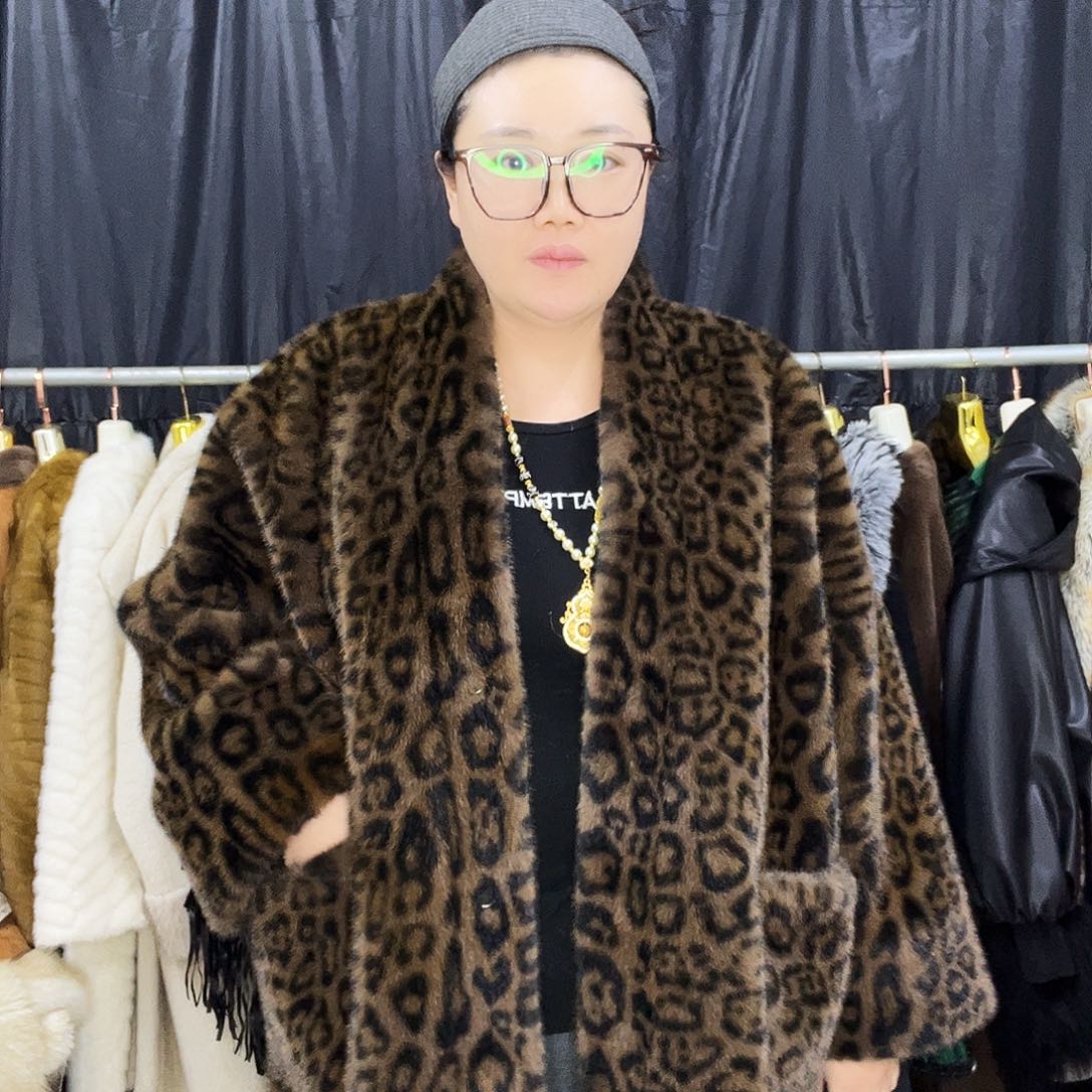 在你身边是个人吧哈哈