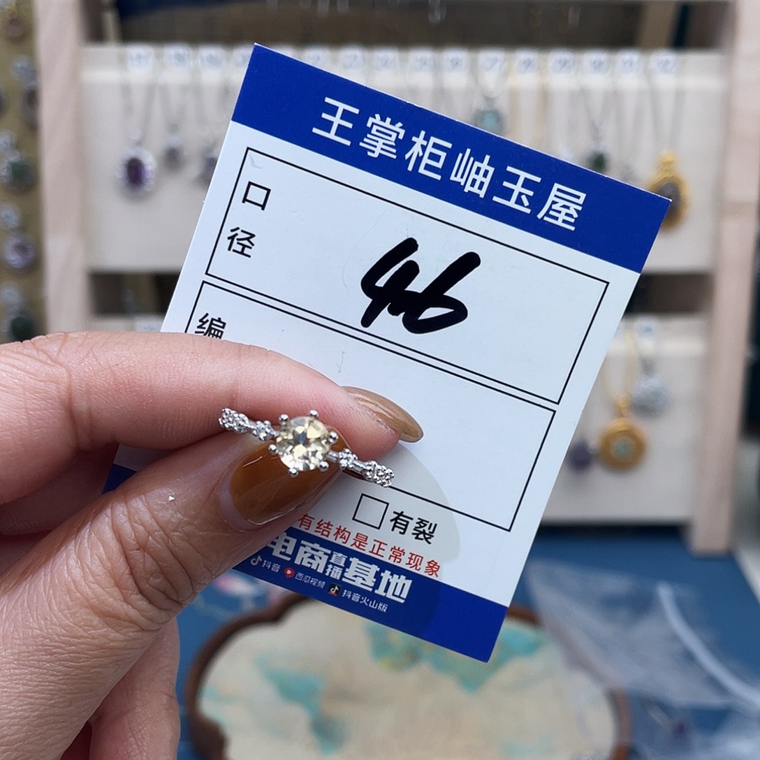水晶合金颈饰多样性