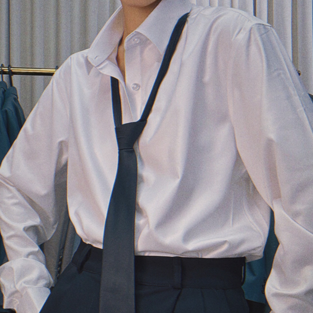 白色衬衫长袖高级垂感抗皱潮流百搭简约翻领免熨衬衣春秋新款