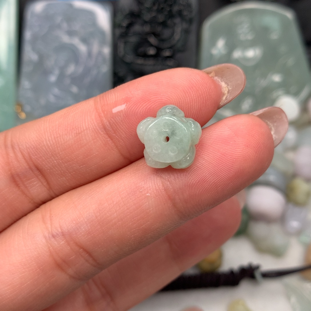 翡翠未镶嵌颈饰莲花