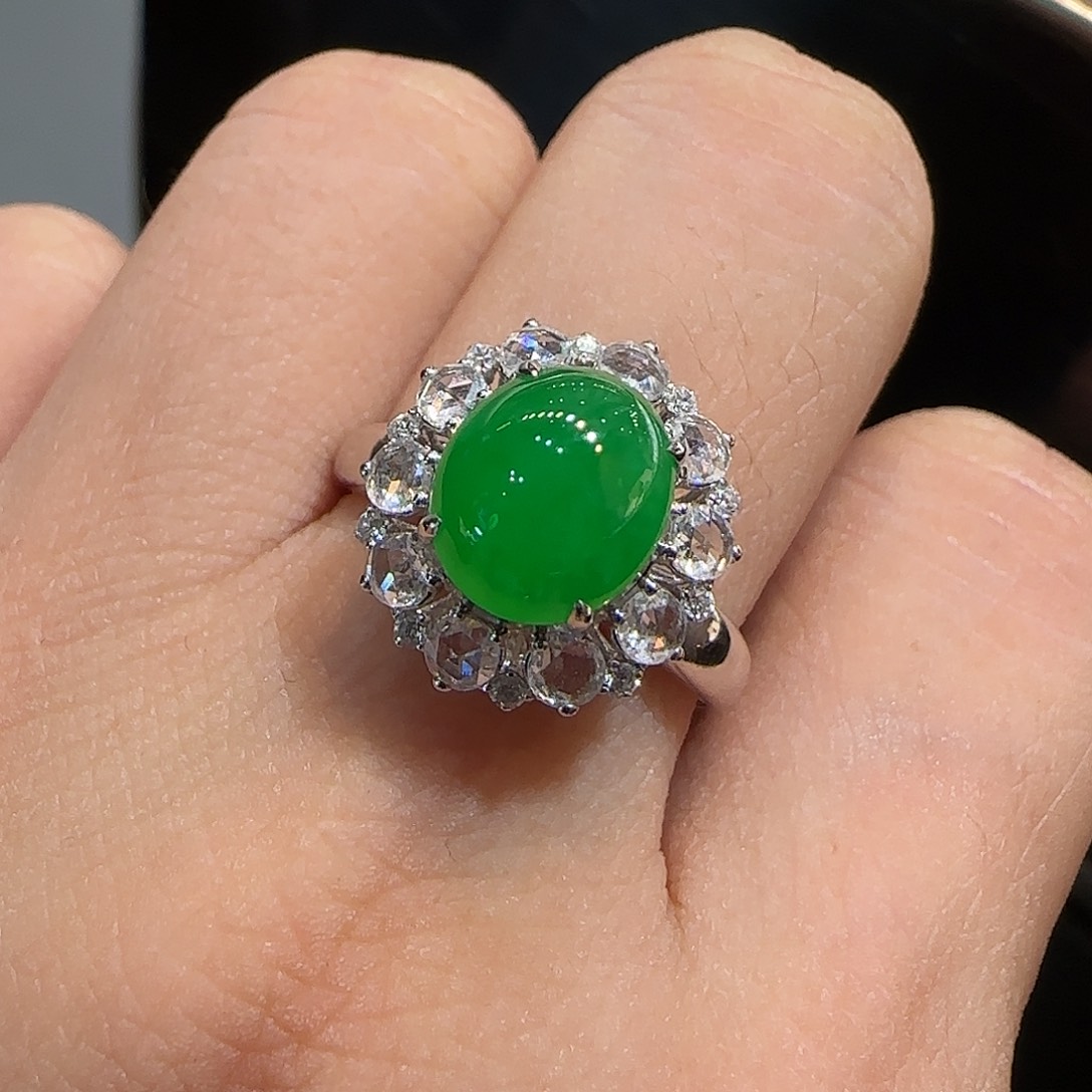 翡翠18K金镶嵌戒指蛋面