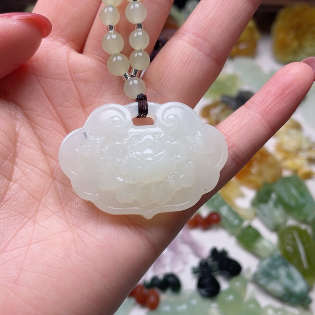 蛇纹石玉颈饰未镶嵌