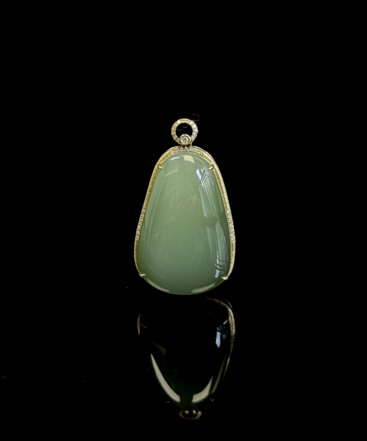 传世级 和田玉 俄料 粉青冰猫 夹层料 18K金鸽子蛋吊坠 33*23*9 