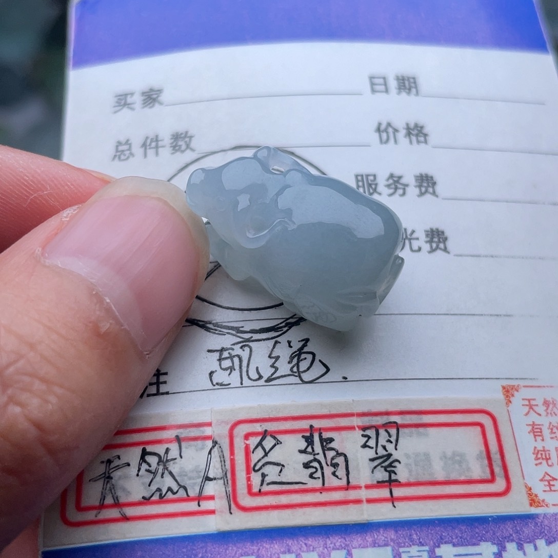 翡翠未镶嵌颈饰小牛