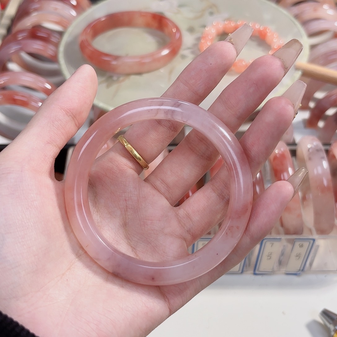 石英质玉手镯未镶嵌默****?