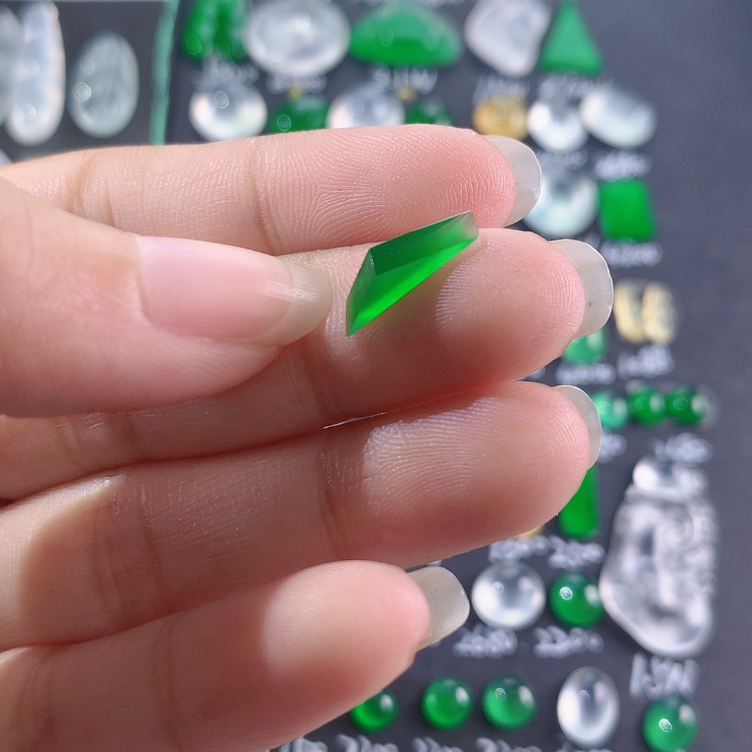 【闪购商品】翡翠颈饰未镶嵌切割