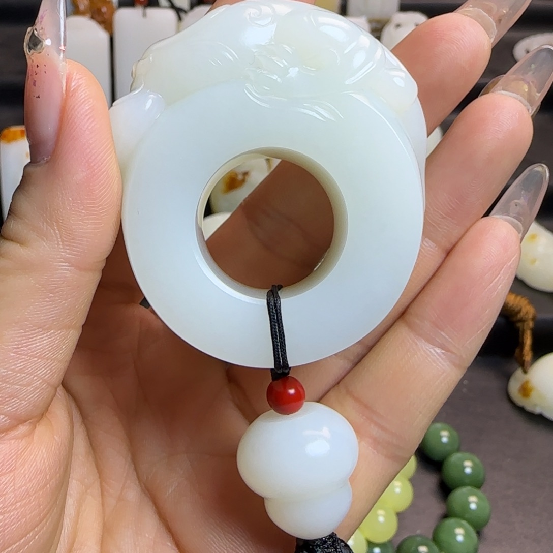 和田玉颈饰未镶嵌已*置