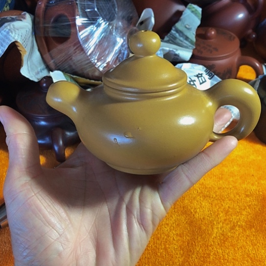 紫砂茶壶原矿泥料手工制作的紫砂壶。
