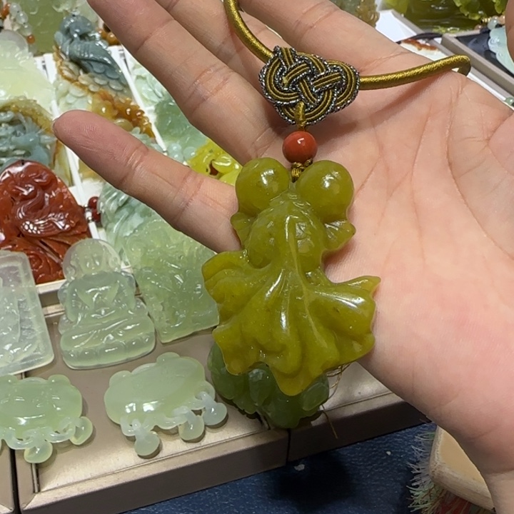 蛇纹石玉吊坠未镶嵌