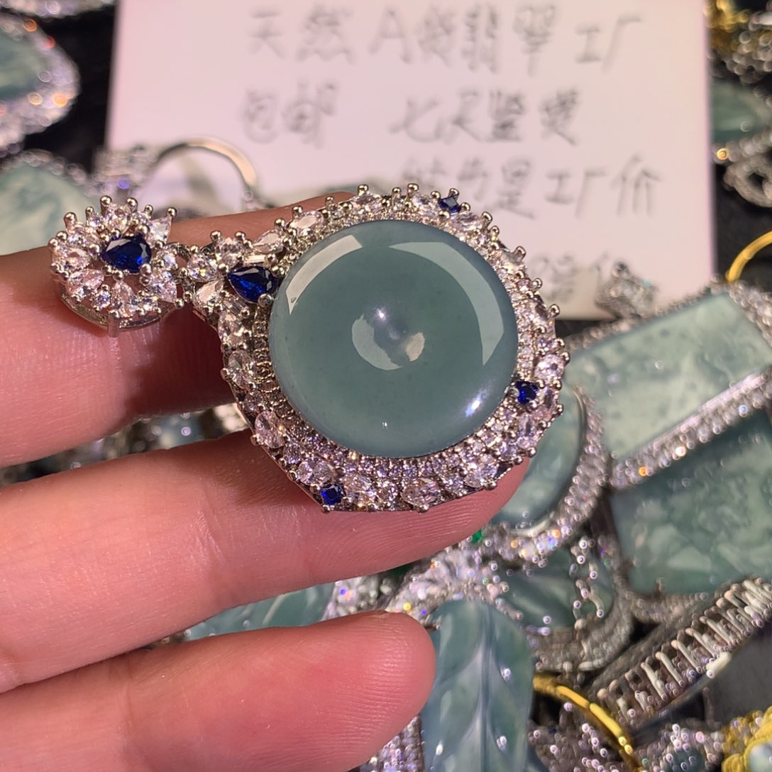 翡翠颈饰未镶嵌平安扣