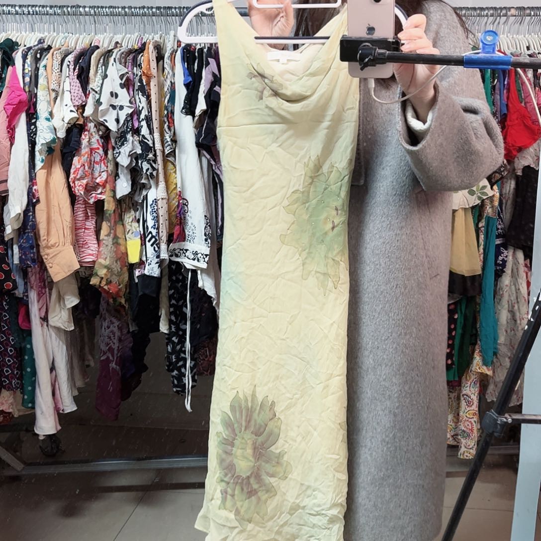 挂脖款桑蚕丝连衣裙