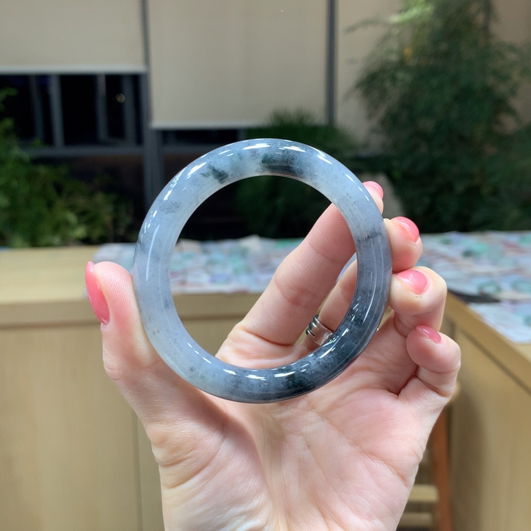 翡翠手镯未镶嵌不退不换
