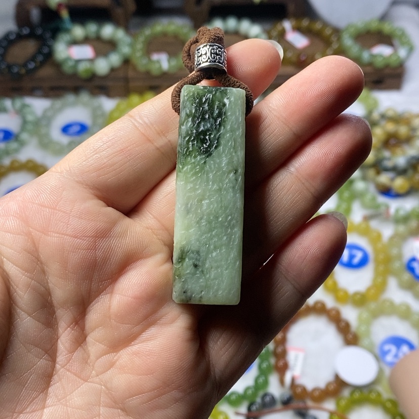 【闪购商品】蛇纹石玉手串未镶嵌微瑕