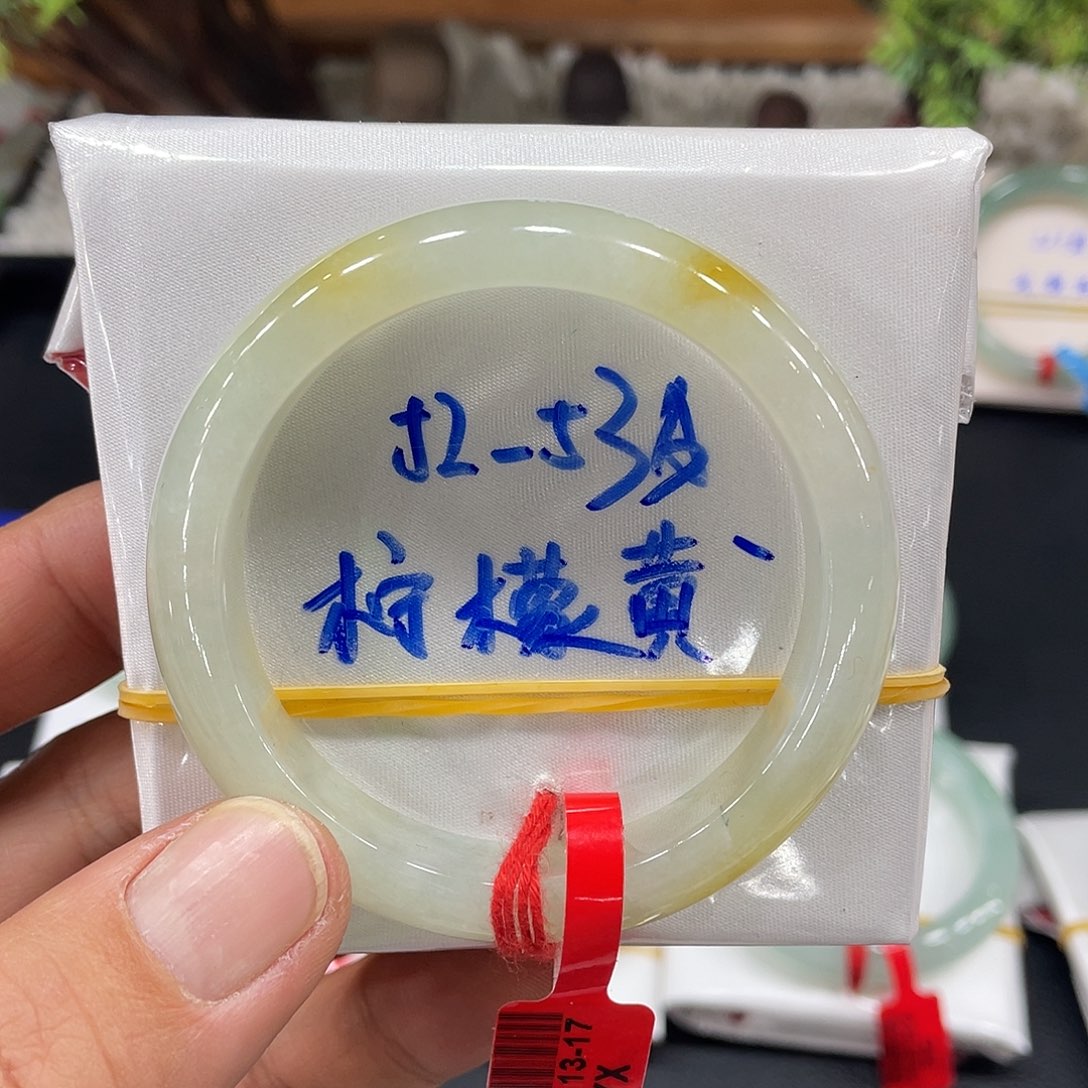 翡翠手镯未镶嵌翡翠