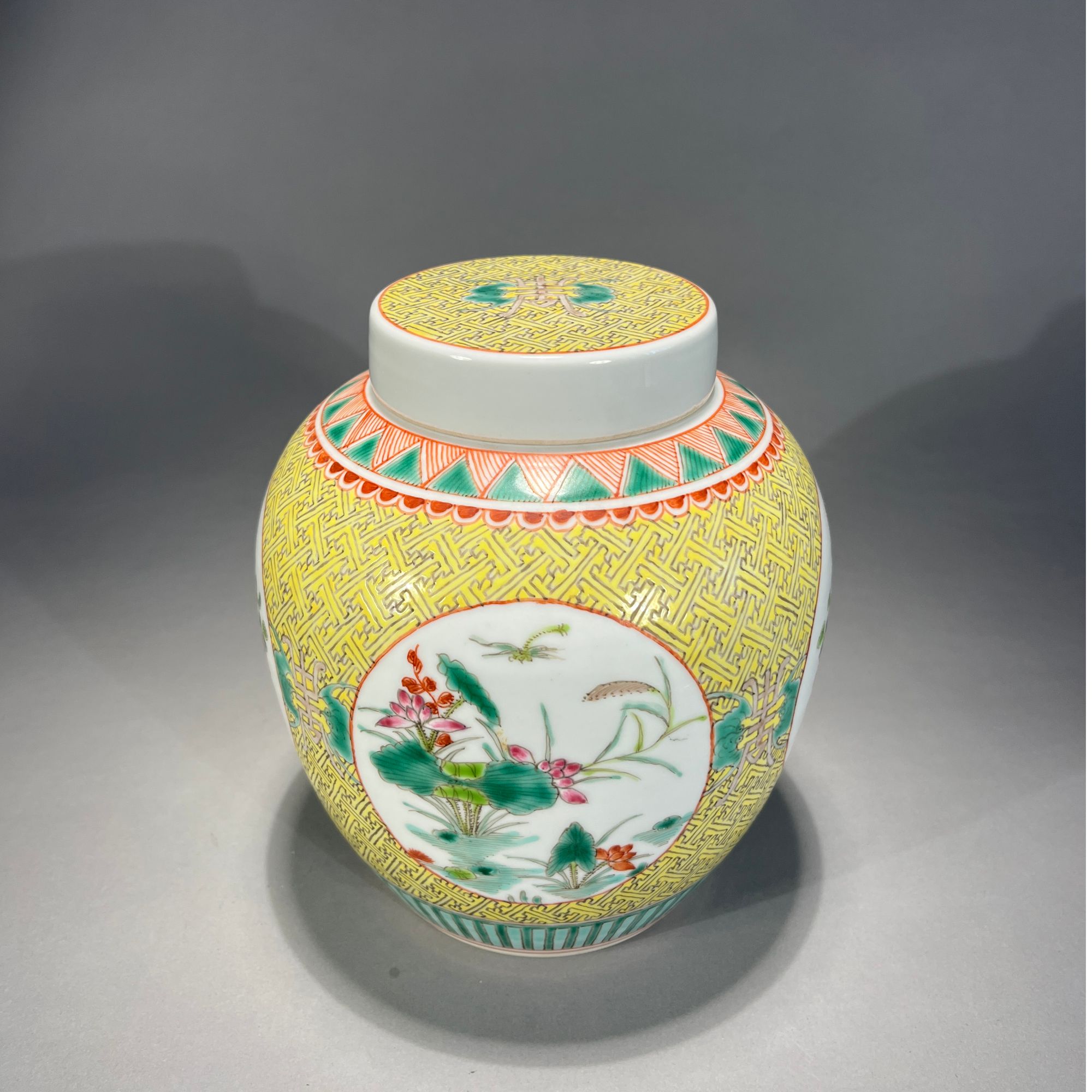 黄地粉彩开光荷塘纹盖罐