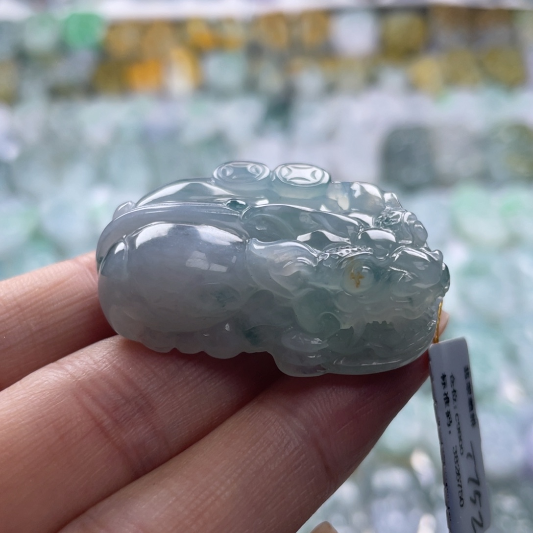 翡翠未镶嵌颈饰貔貅