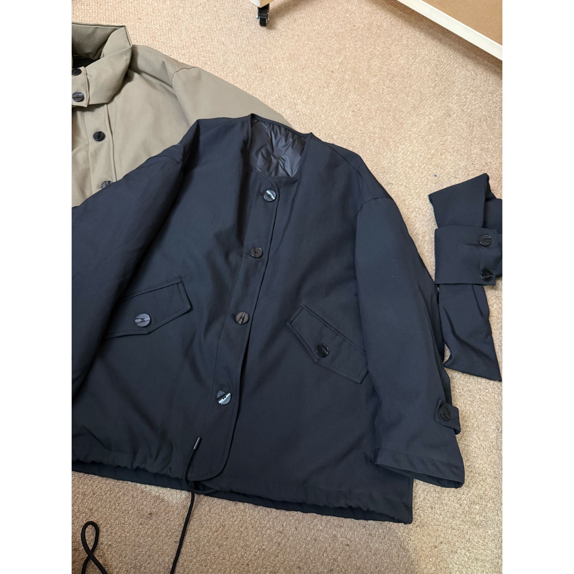 2025冬款新品【设计师款  圆领单排扣下摆抽绳围巾款白鸭绒羽绒服】