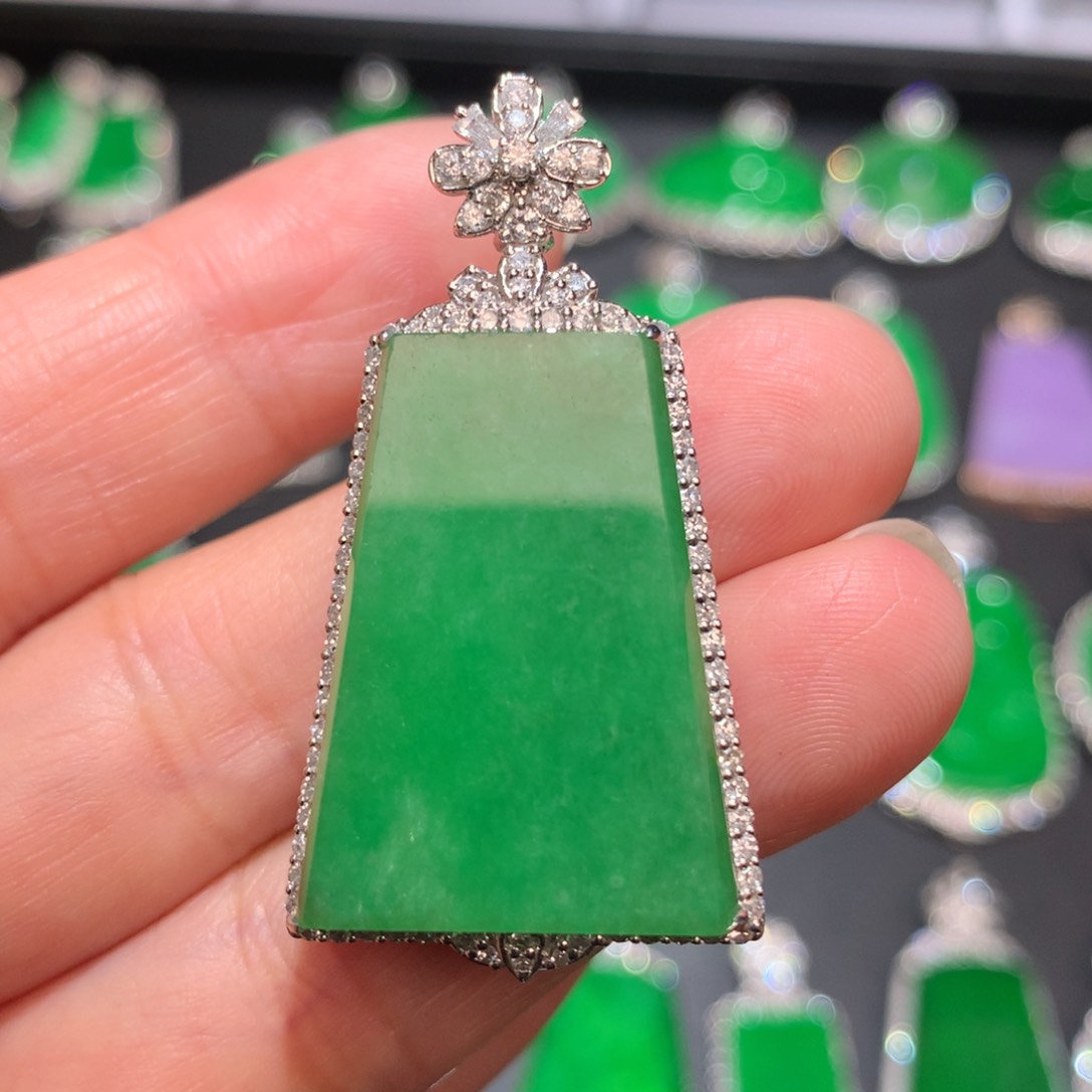 翡翠颈饰18K金镶嵌翡翠