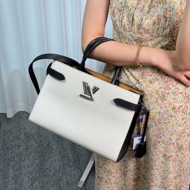 95新 LouisVuitton/路易威登 白色水波纹手提单肩包qx