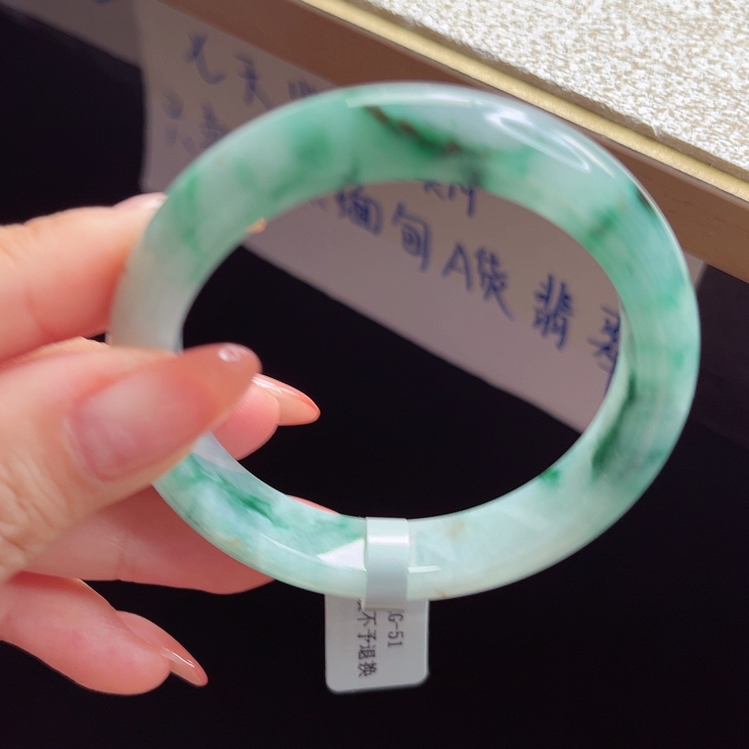 翡翠手镯未镶嵌手镯