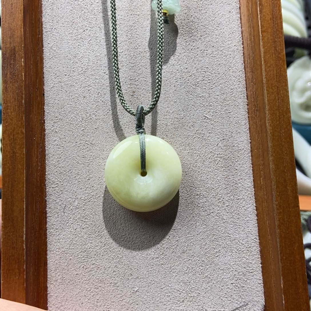 蓝田玉（蛇纹石化大理石玉）颈饰未镶嵌明**鲜