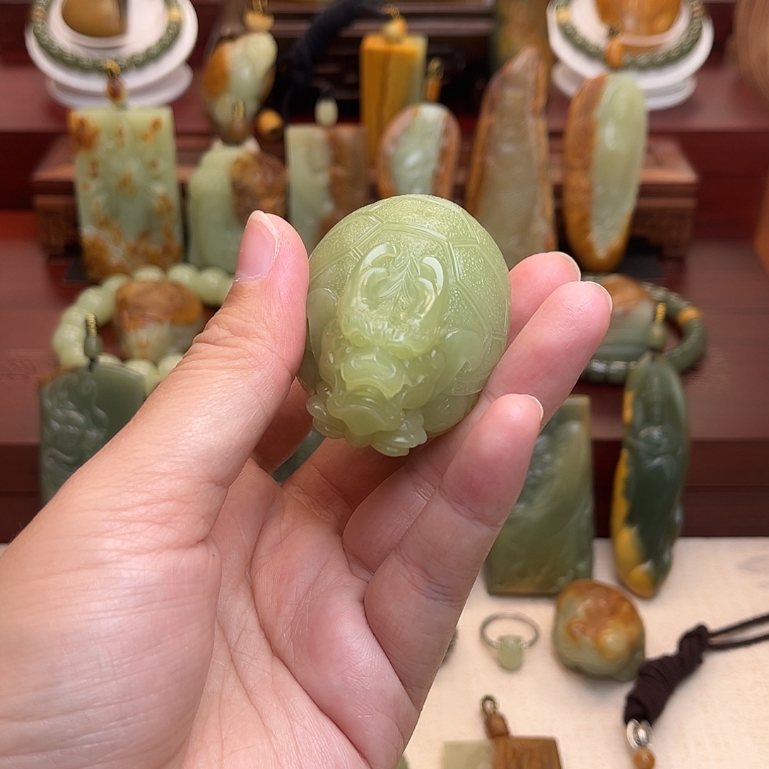 扶***倾岫岩老玉（透闪石质玉）未镶嵌把件