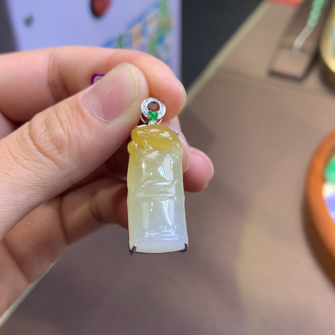 翡翠18K金镶嵌颈饰翡翠