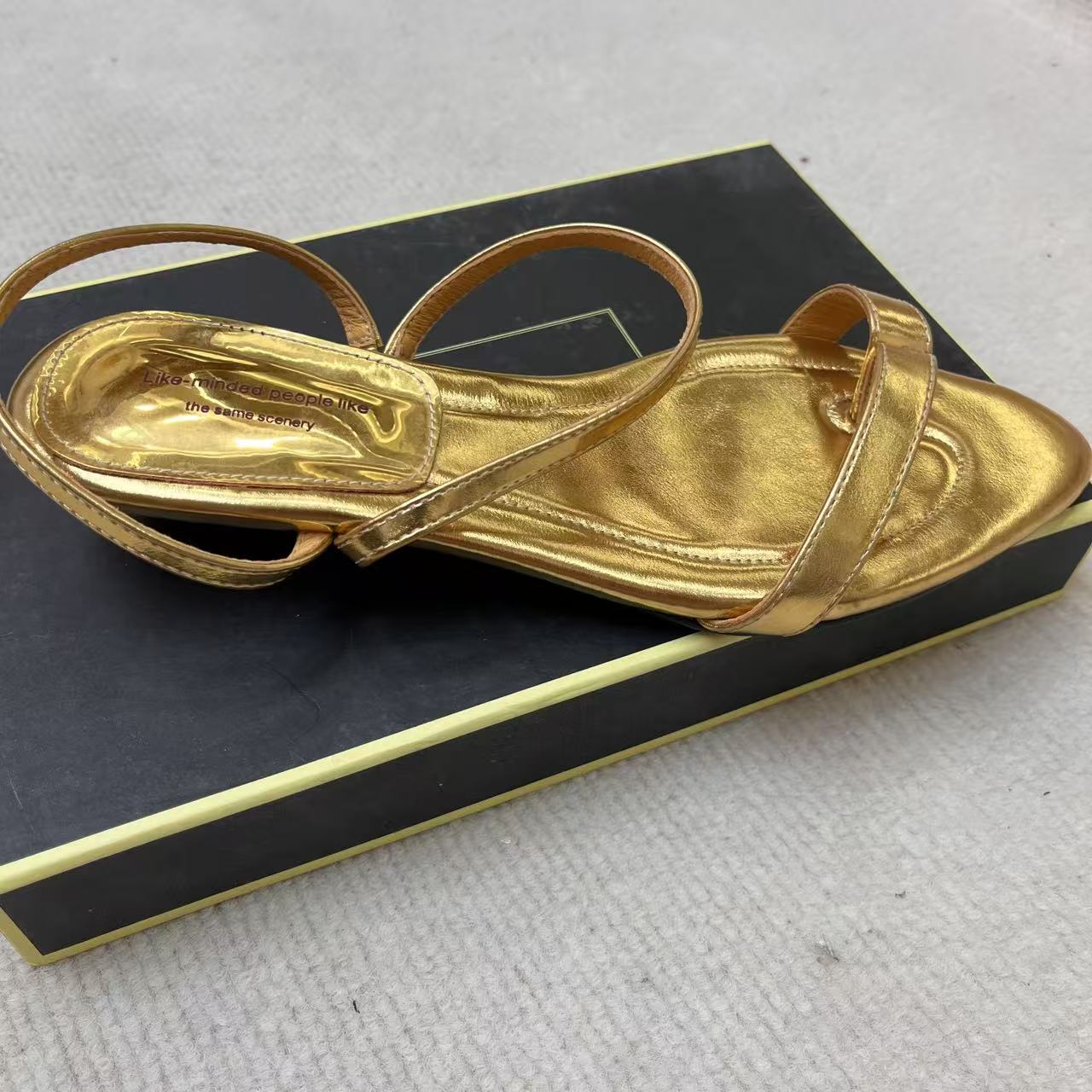 孤品！！Y572简约扣带时装凉鞋经典银色金色女士人字拖软底高跟平底