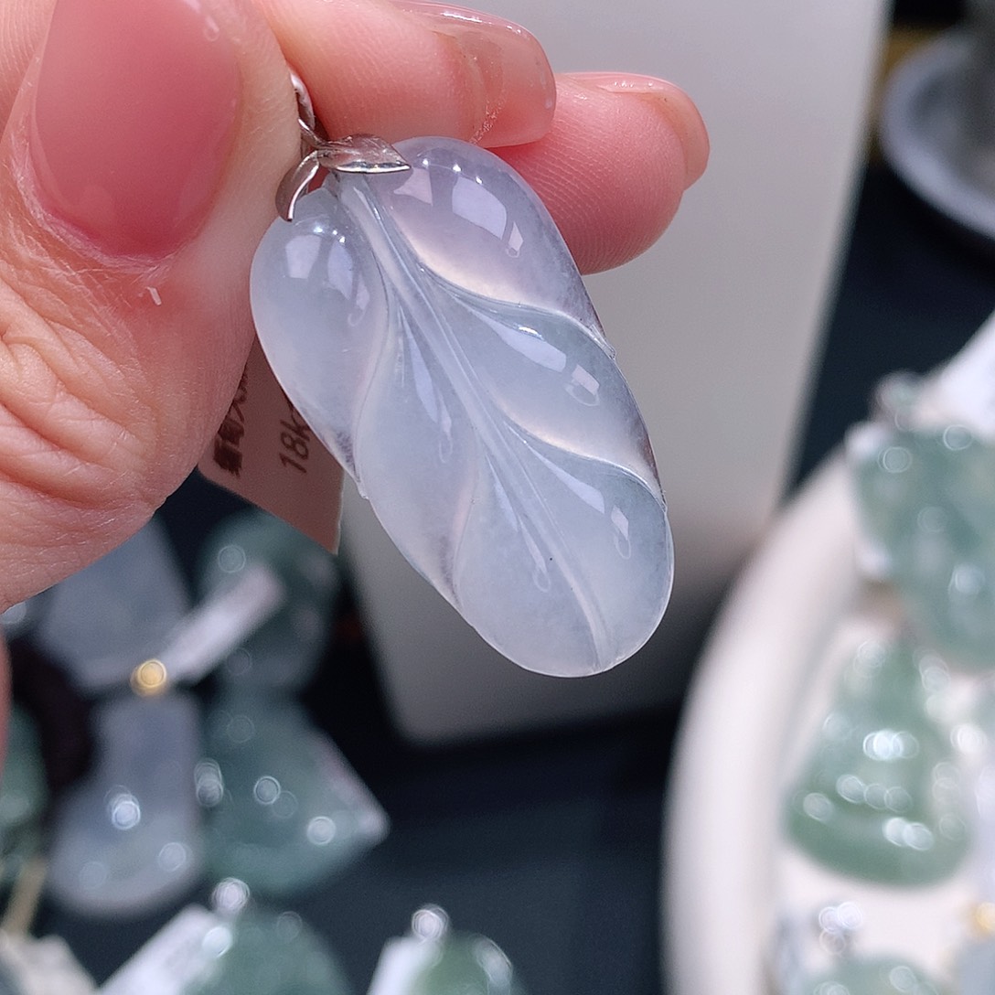 颈饰18K金镶嵌翡翠白冰叶子