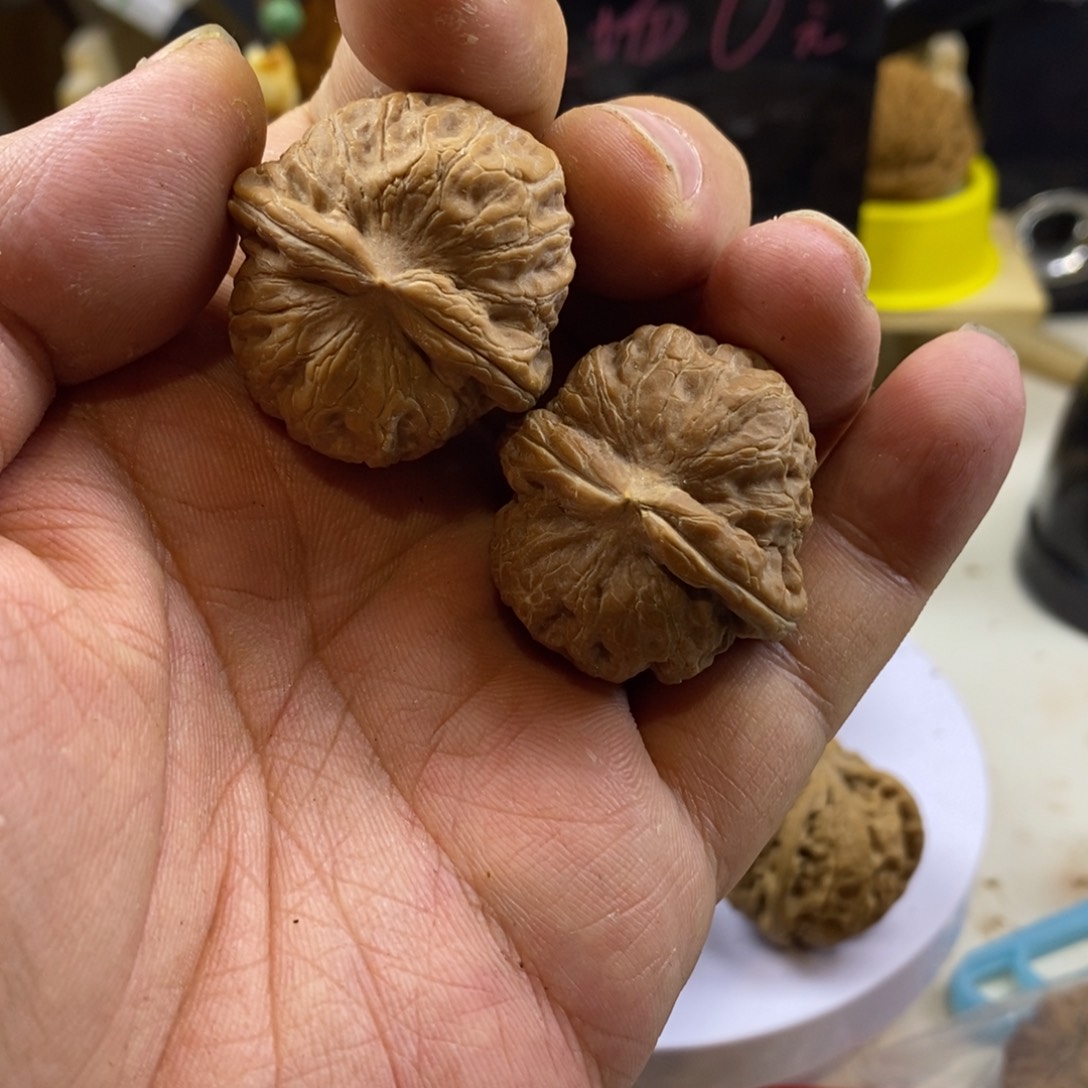 蒙****文玩核桃手把件36元宝