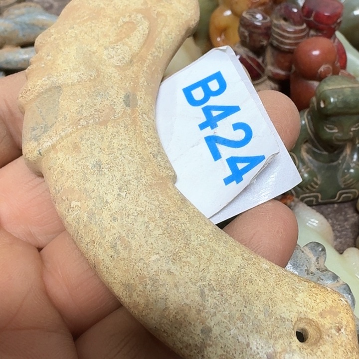 蛇纹石玉颈饰未镶嵌