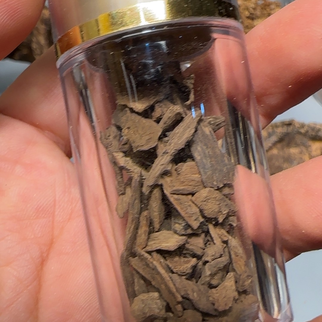 沉香沉香碎屑香港黑奇红土沉水5克