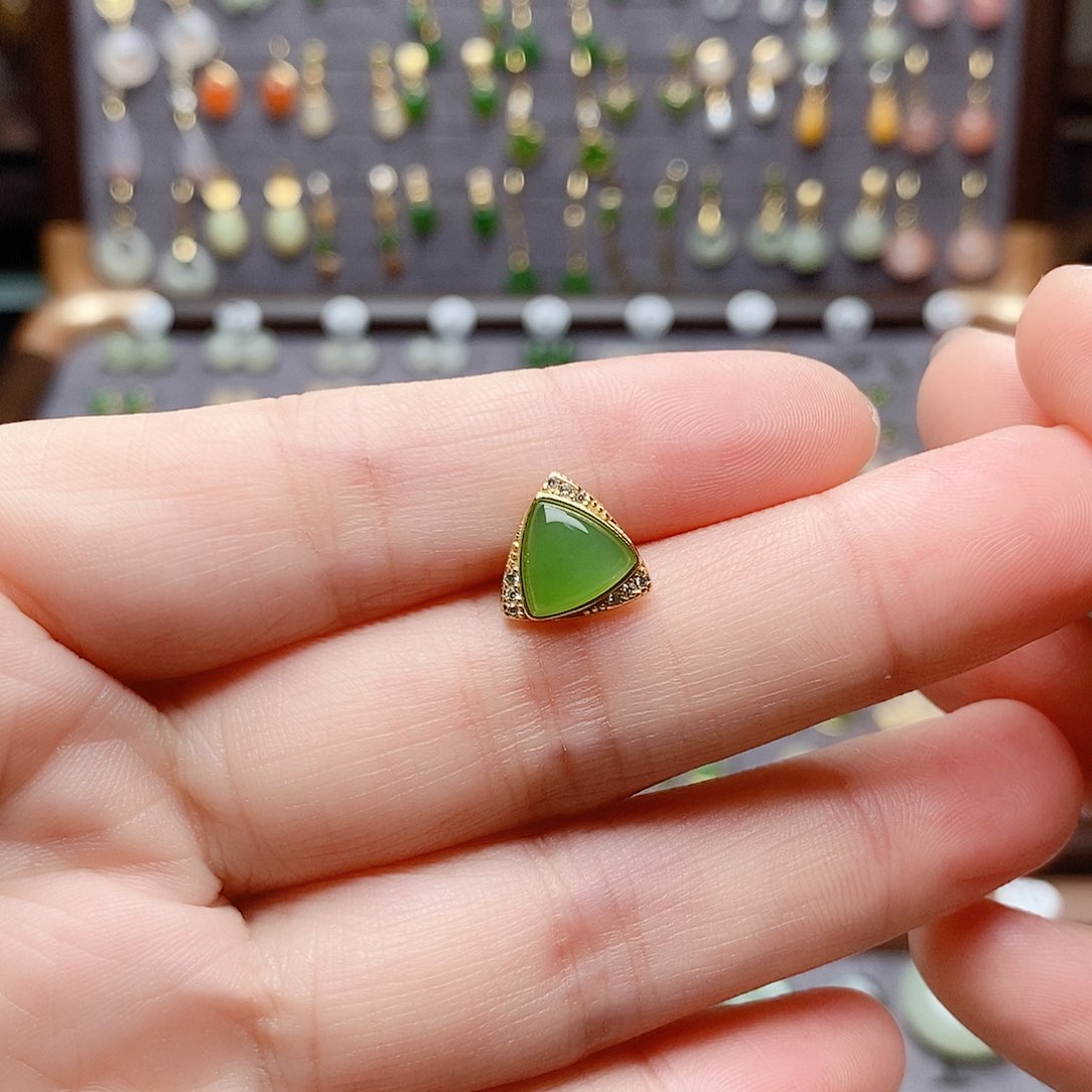 银S925镶嵌和田玉耳饰S**。