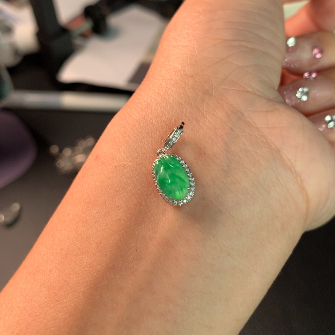 翡翠吊坠(赠链)18K金镶嵌小****窝绿叶子