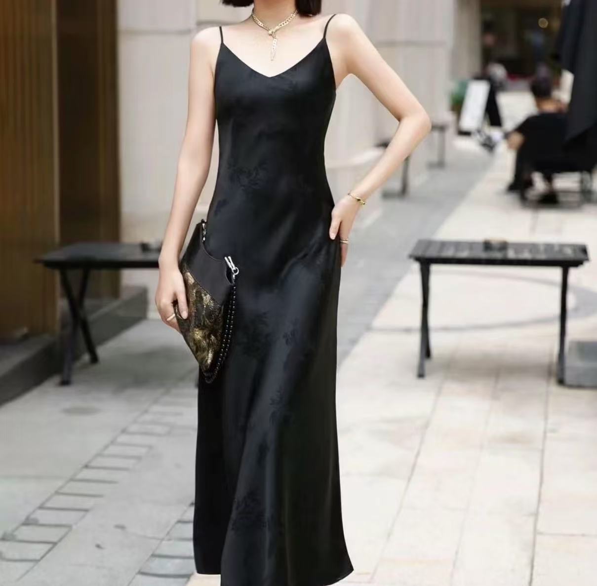 吊带提花女装黑色长款V领纯色修身黑V领长款连衣裙