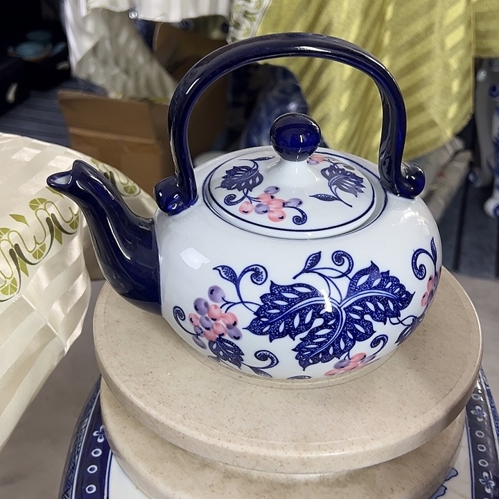 摆件青花瓷手工手绘高温釉下彩，一体提梁壶