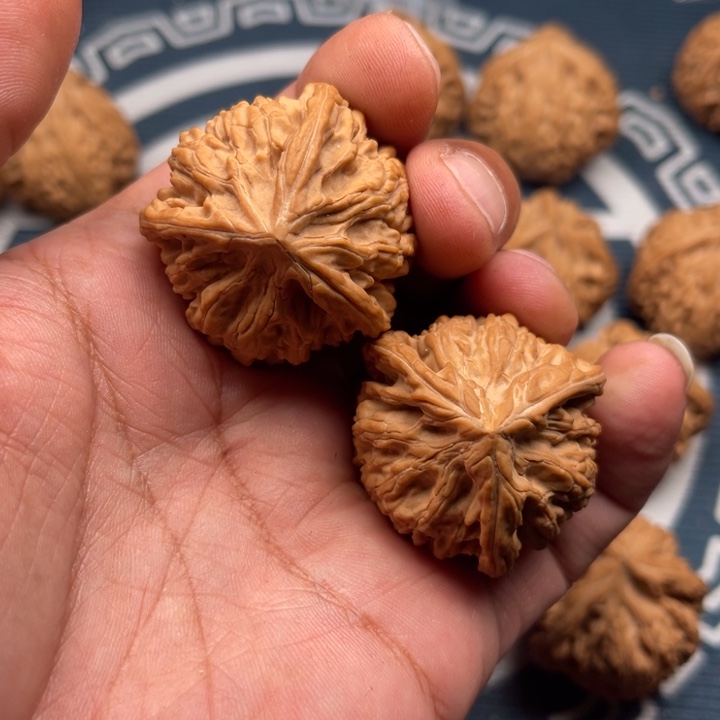 文玩核桃吊坠ǎ****皓三棱