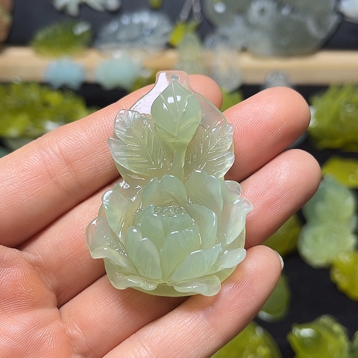 蛇纹石玉未镶嵌颈饰