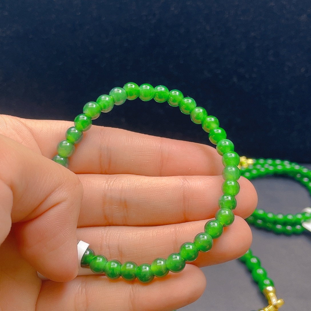 翡翠未镶嵌颈饰    