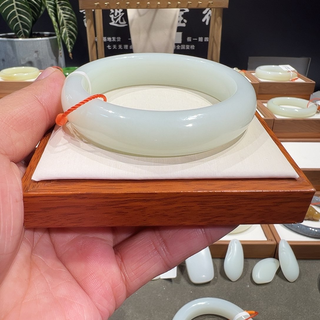 和田玉手镯未镶嵌小**?